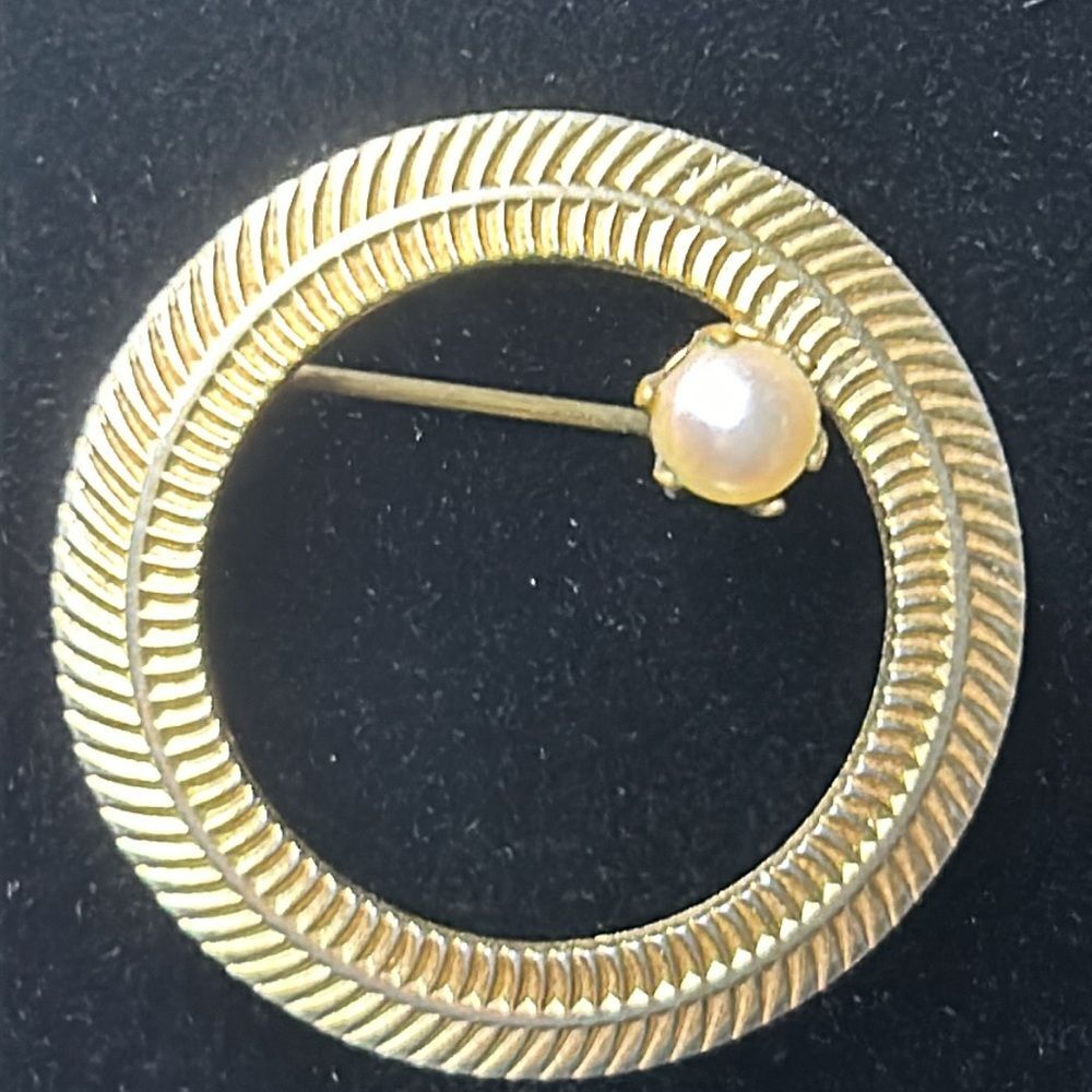 VINTAGE | BROOCH | Genuine five-gauge, cream pearl | Gold toned setting